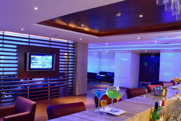 Lounge 25 of 30