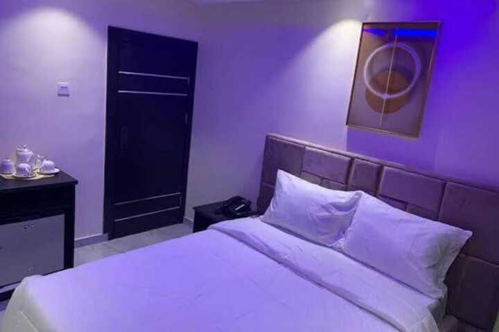 Room 13 of 33