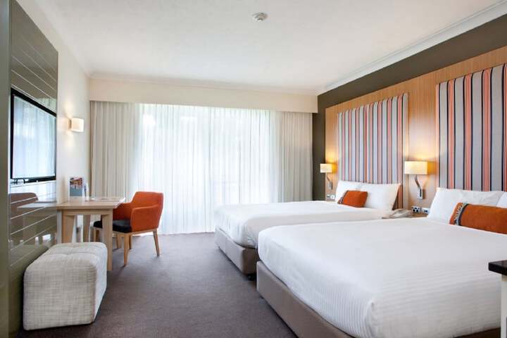 Room 4 of 100