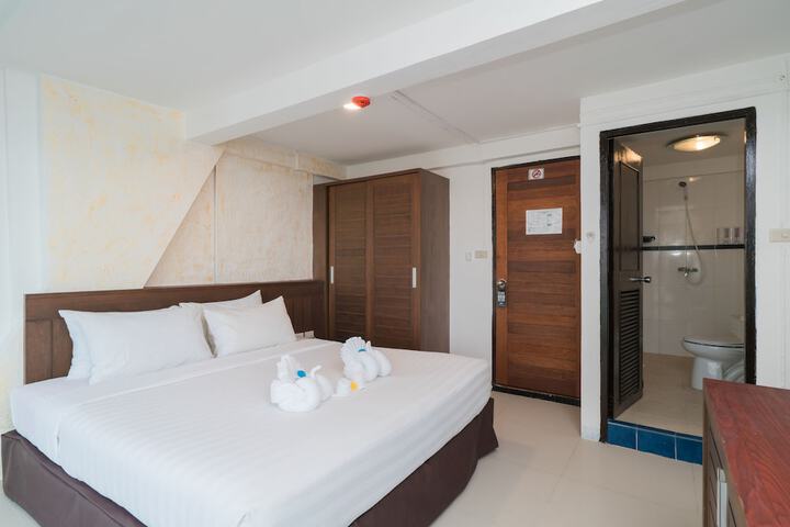 Room 44 of 102