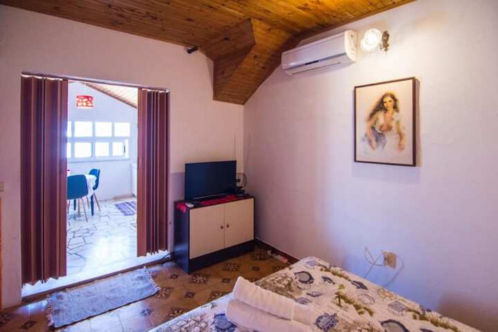 Room 4 of 27