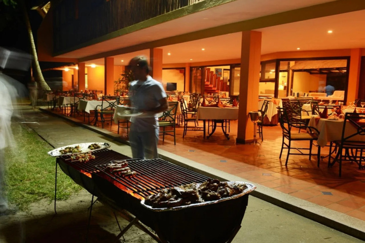 Dining 19 of 22