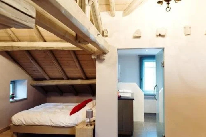 Room 8 of 12