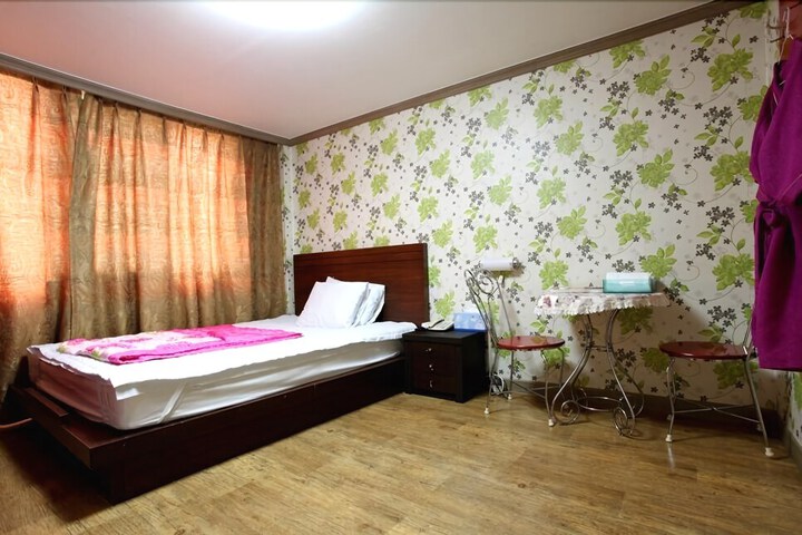 Room 16 of 26