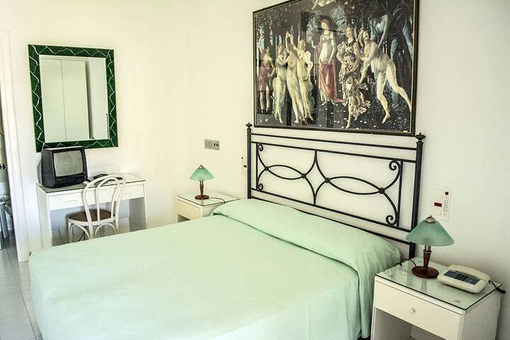 Room 5 of 91