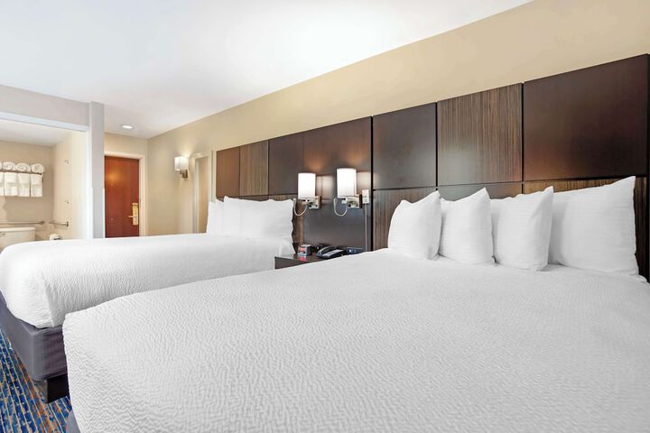 1 Queen Bed High Speed Internet Accessible Refrigerator, Coffee Maker, Hairdryer Full Breakfast (21 of 26)