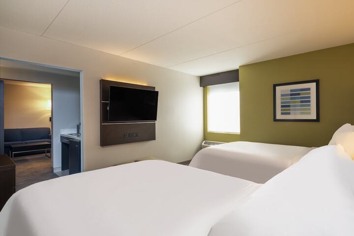 2 Queen Beds (8 of 10)