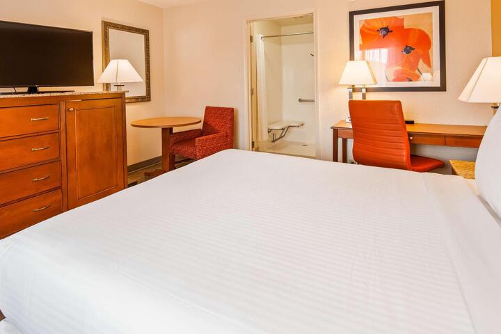 1 King Bed Desk Microwave and Refrigerator WiFi Full Breakfast (3 of 10)
