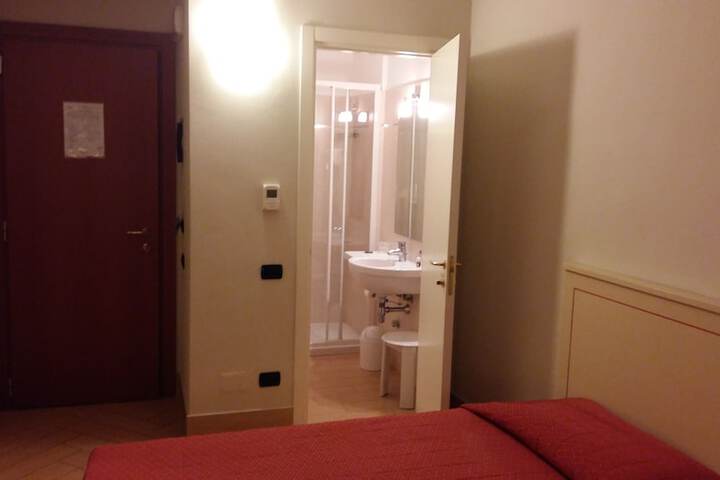 Room 9 of 28