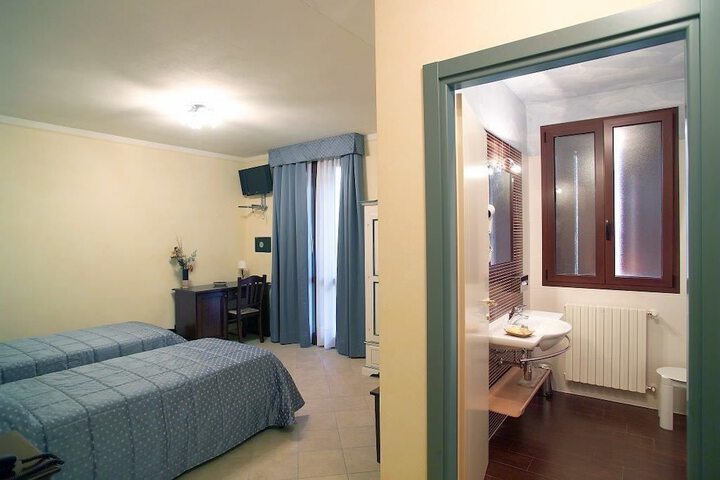 Room 8 of 120