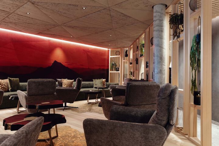 Lounge 63 of 72