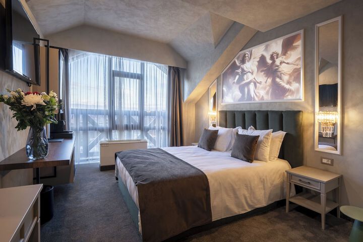 Room 102 of 254