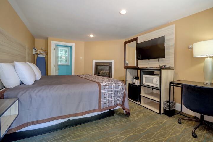 1 King Bed (2 of 8)