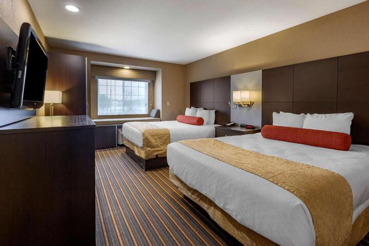 2 Queen Beds Microwave and Refrigerator Full Breakfast (11 of 15)