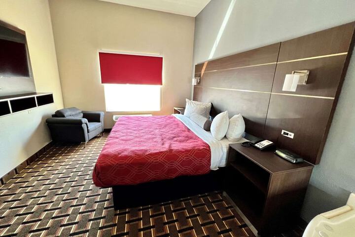 1 King Bed Accessible (23 of 23)