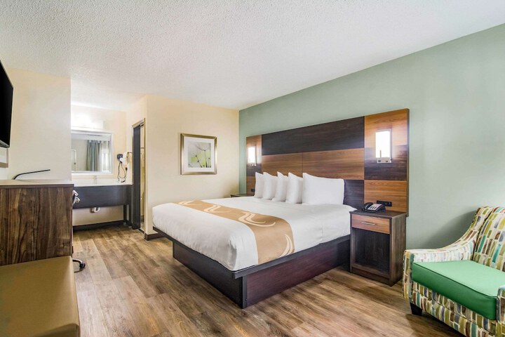 1 King Bed (4 of 14)
