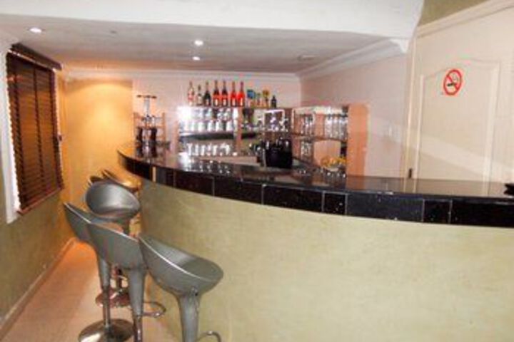 Lounge 16 of 23