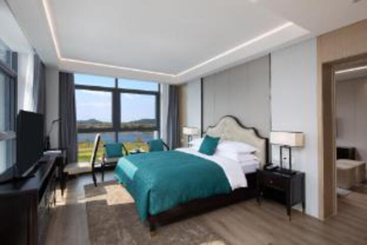 Room 8 of 9