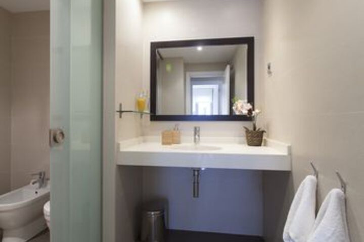 Room 4 of 28