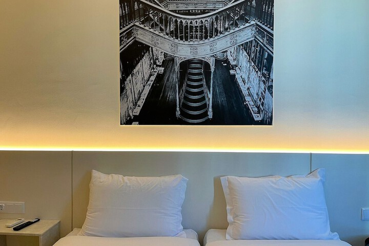 Room 13 of 22