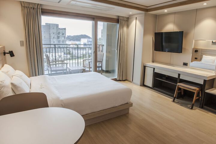 Room 8 of 33