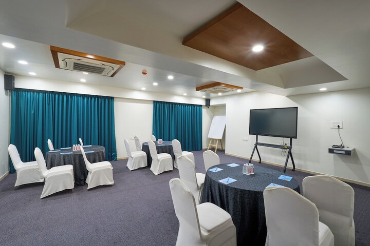 Ballroom/Hall 34 of 40