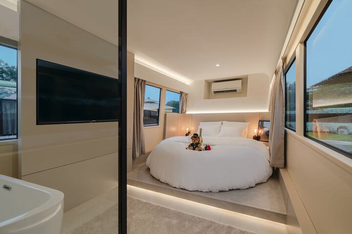Room 5 of 11