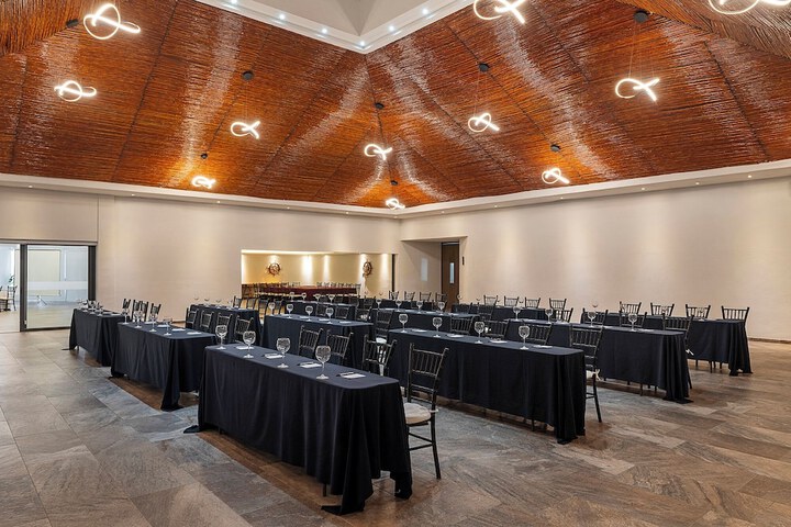 Ballroom/Hall 96 of 118