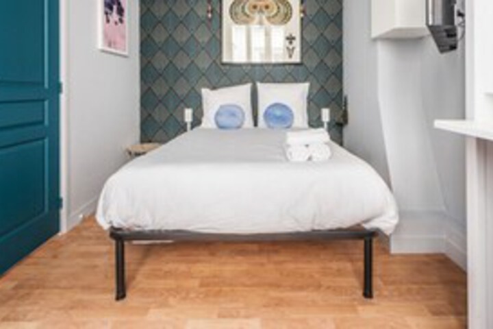 Room 10 of 26