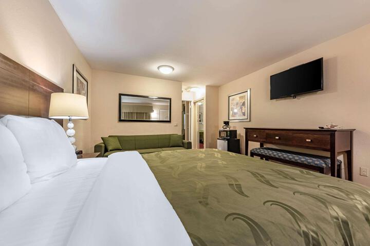 1 Queen Bed (7 of 18)