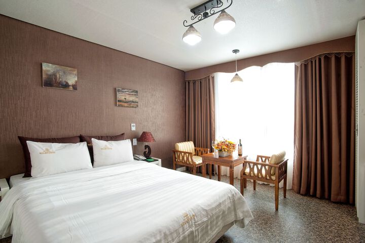 Room 10 of 38