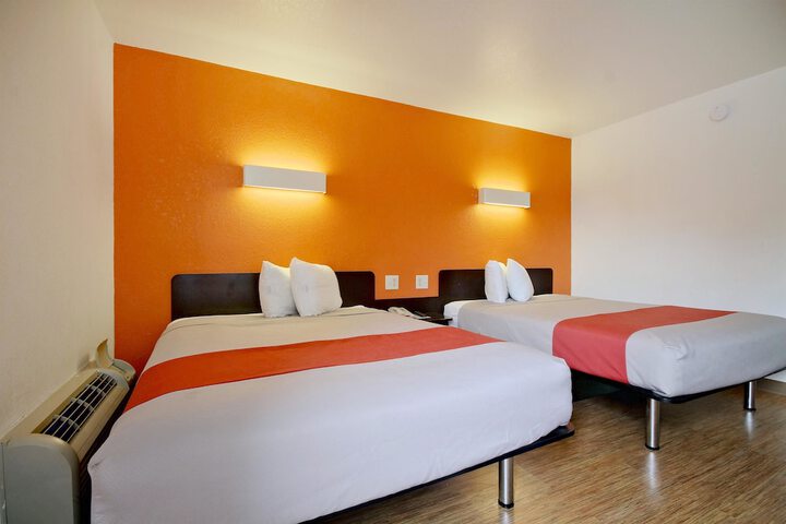 1 King Bed (3 of 18)