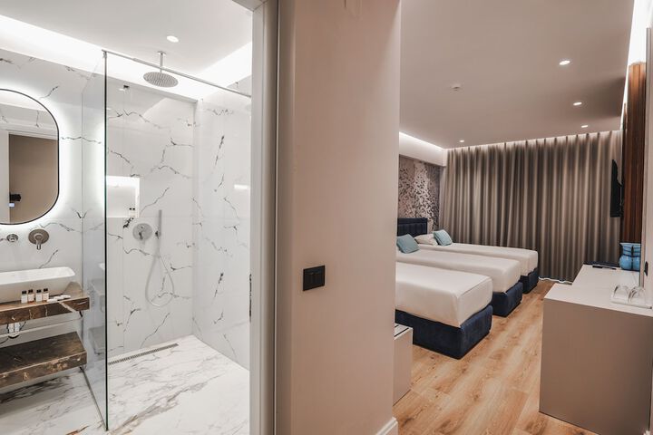 Room 28 of 76