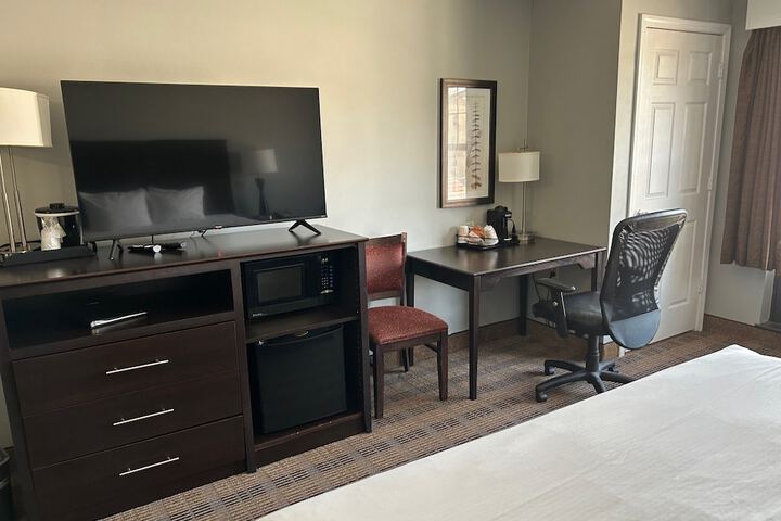 1 King Bed (4 of 14)
