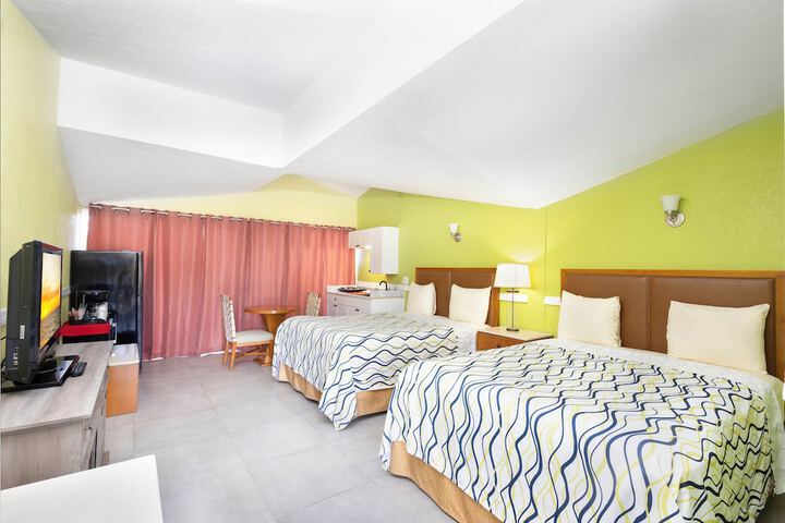 Classic Room with 2 Queen Beds (7 of 15)