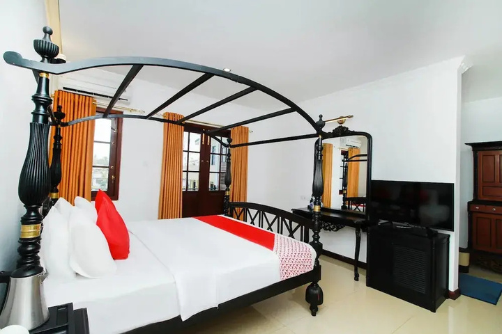 Room 4 of 16