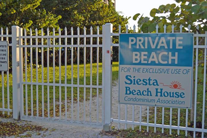 A few steps from the beach with community pool in Siesta Key, FL