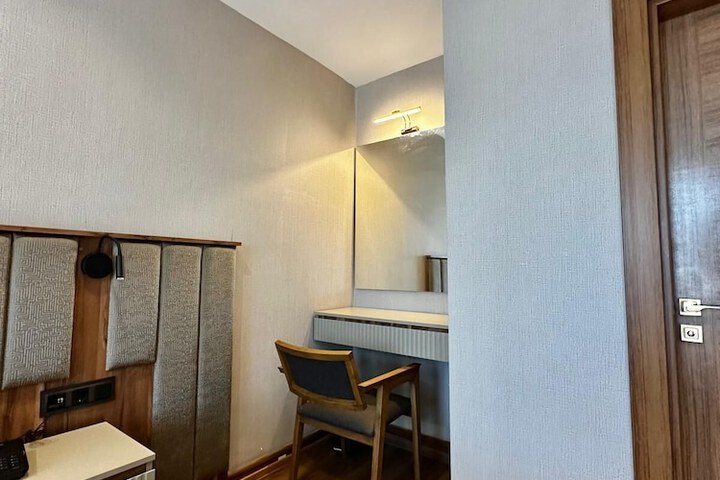 Room 4 of 20