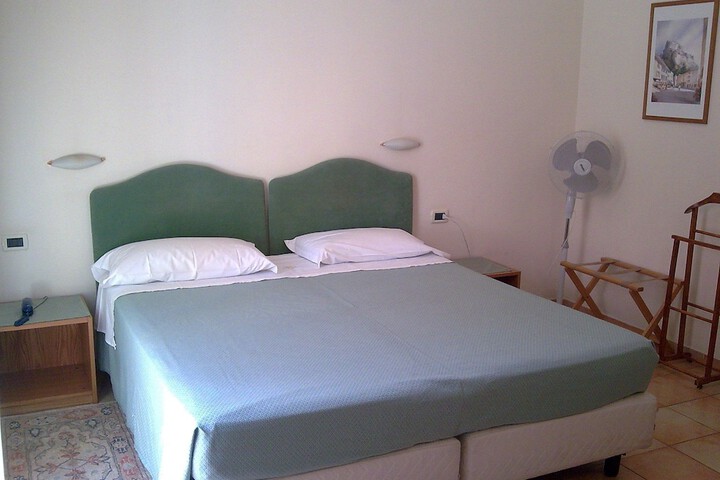 Room 15 of 37