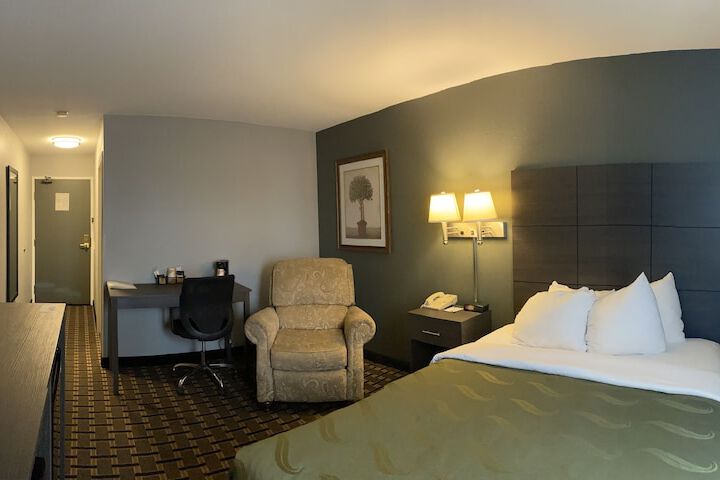 1 Queen Bed (19 of 19)