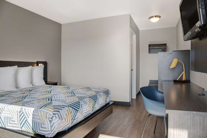 1 Queen Bed Micfridge (3 of 7)