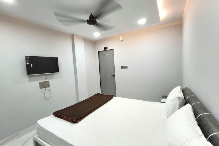 Room 6 of 12