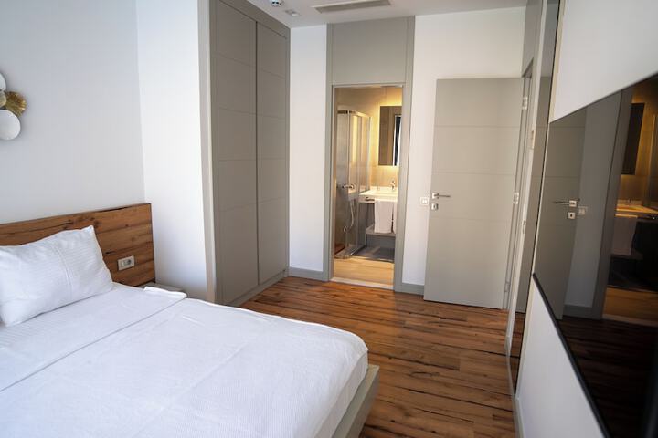 Room 8 of 125