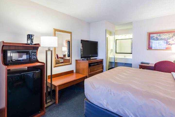 1 Queen Bed (3 of 7)