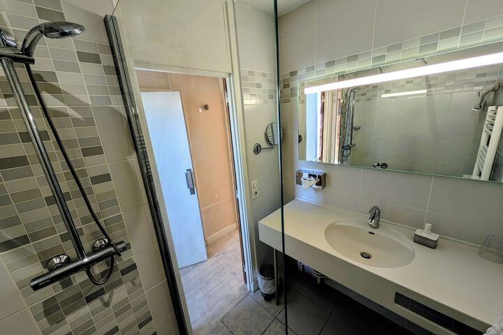 Room 37 of 97