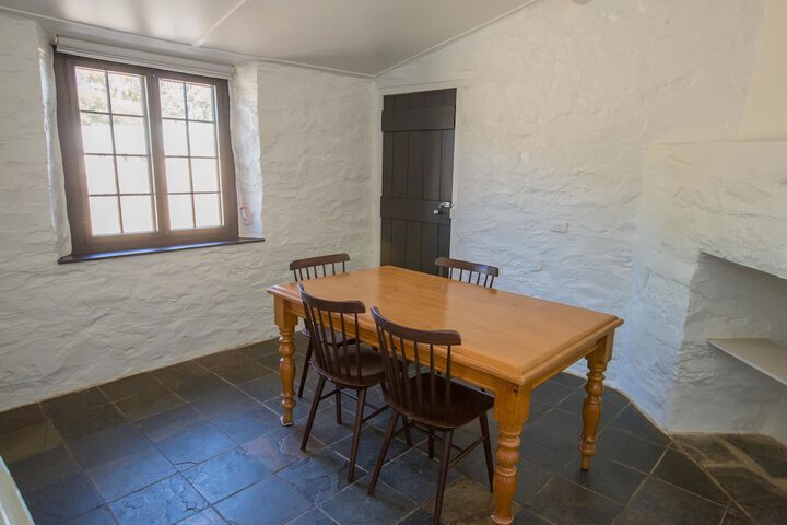 Room 9 of 25