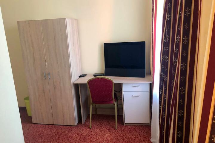 Room 6 of 10