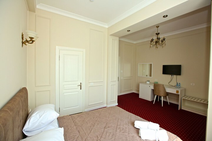 Room 7 of 24