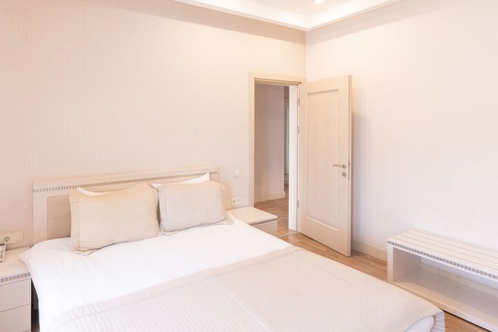 Room 8 of 119