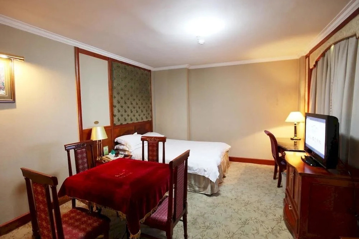 Room 4 of 8